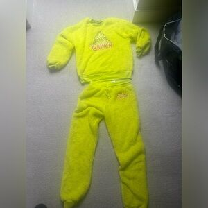 Fuzzy Grinch 2 piece jogger and pullover set. Super soft. L